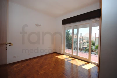 Moradia T3 para Arrendamento em São Domingos de Rana