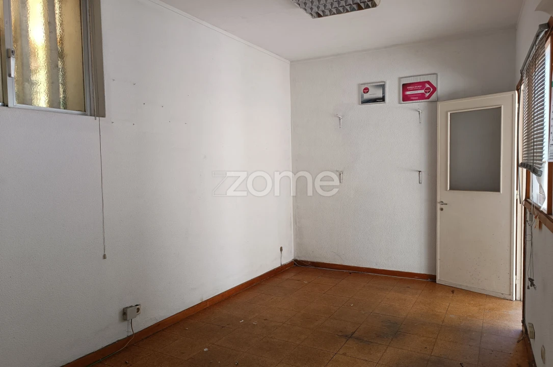 Terreno Comércio / Armazém para Arrendamento em Custóias, Leça do Balio e Guifões Foto 9