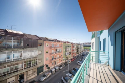 Apartamento T3 para Venda em Póvoa de Santo Adrião e Olival Basto