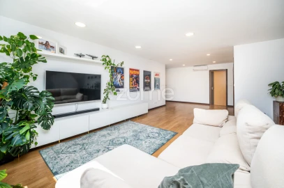 Apartamento T3 para Venda em Póvoa de Santo Adrião e Olival Basto