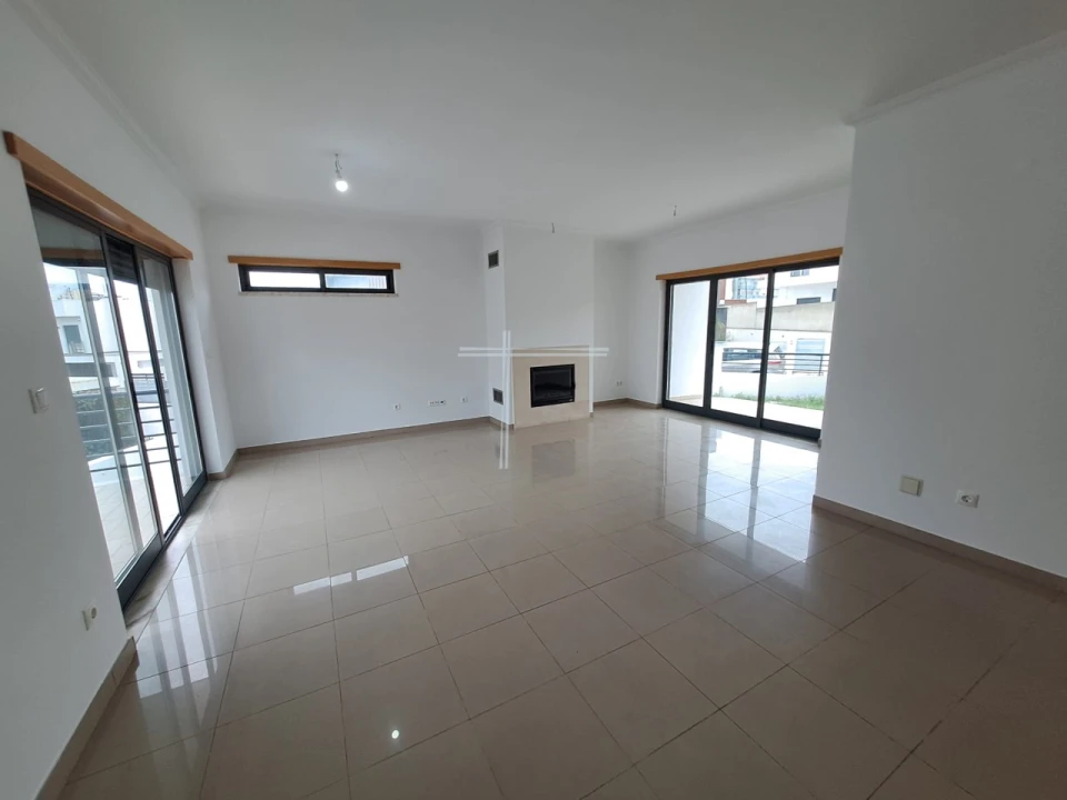 Moradia T5 para Venda em Laranjeiro e Feijó Foto 3