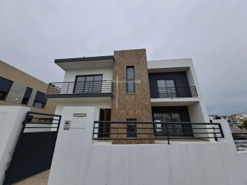 Moradia T5 para Venda em Laranjeiro e Feijó