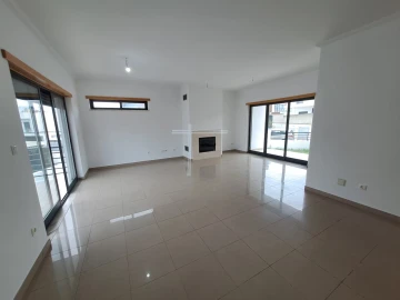Moradia T5 para Venda em Laranjeiro e Feijó