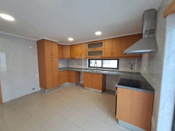 Moradia T5 para Venda em Laranjeiro e Feijó