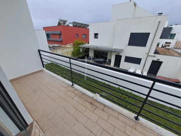Moradia T5 para Venda em Laranjeiro e Feijó