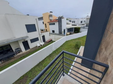 Moradia T5 para Venda em Laranjeiro e Feijó