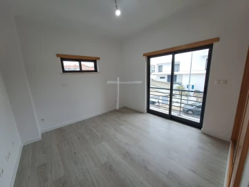 Moradia T5 para Venda em Laranjeiro e Feijó