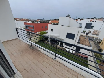 Moradia T5 para Venda em Laranjeiro e Feijó
