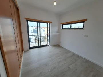 Moradia T5 para Venda em Laranjeiro e Feijó