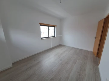 Moradia T5 para Venda em Laranjeiro e Feijó