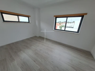 Moradia T5 para Venda em Laranjeiro e Feijó
