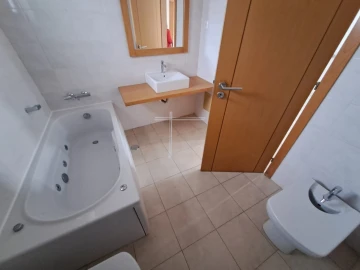 Moradia T5 para Venda em Laranjeiro e Feijó