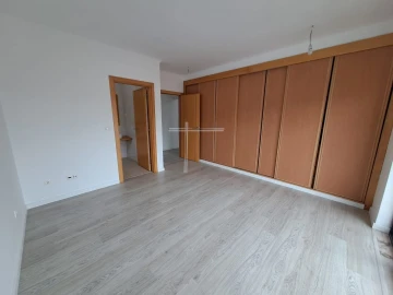 Moradia T5 para Venda em Laranjeiro e Feijó