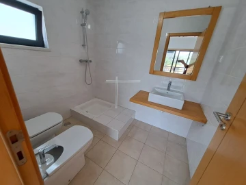 Moradia T5 para Venda em Laranjeiro e Feijó