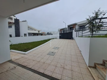 Moradia T5 para Venda em Laranjeiro e Feijó