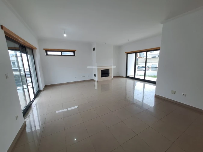 Moradia T5 para Venda em Laranjeiro e Feijó Foto 3