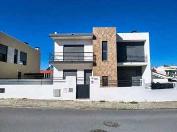 Moradia T5 para Venda em Laranjeiro e Feijó