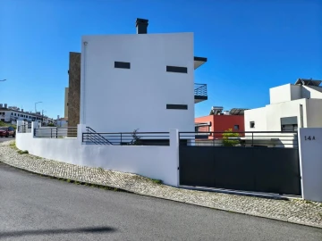 Moradia T5 para Venda em Laranjeiro e Feijó