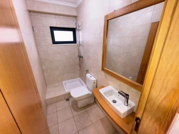 Moradia T5 para Venda em Laranjeiro e Feijó