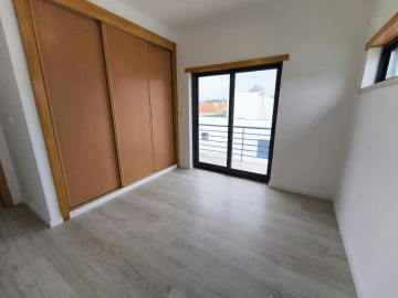 Moradia T5 para Venda em Laranjeiro e Feijó