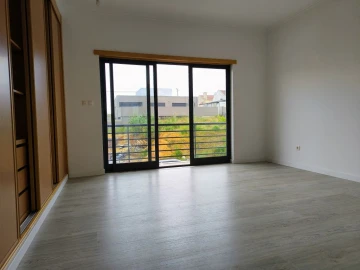 Moradia T5 para Venda em Laranjeiro e Feijó
