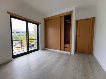 Moradia T5 para Venda em Laranjeiro e Feijó
