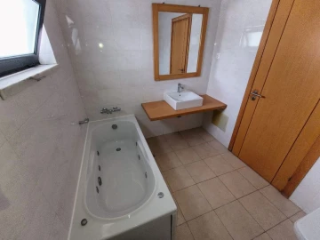 Moradia T5 para Venda em Laranjeiro e Feijó