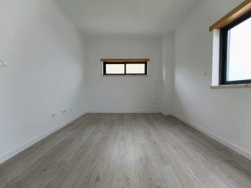 Moradia T5 para Venda em Laranjeiro e Feijó