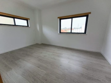 Moradia T5 para Venda em Laranjeiro e Feijó