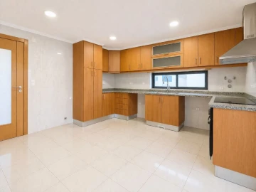 Moradia T5 para Venda em Laranjeiro e Feijó