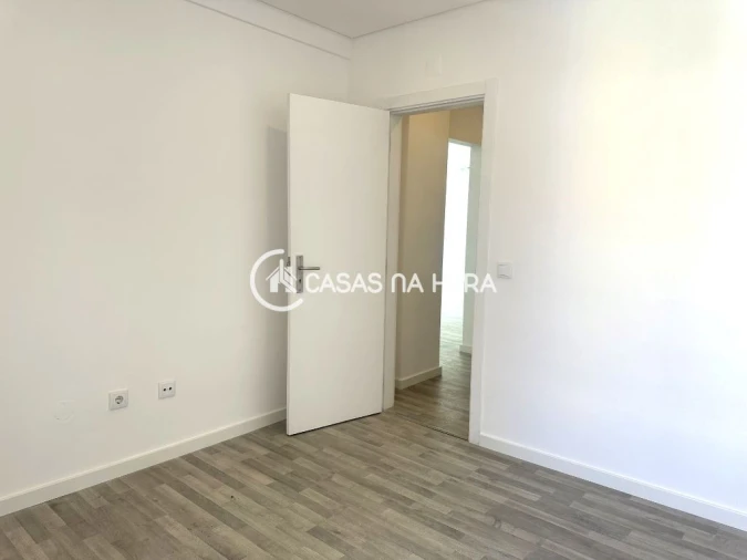 Apartamento T2 para Arrendamento em Quinta do Conde Foto 9