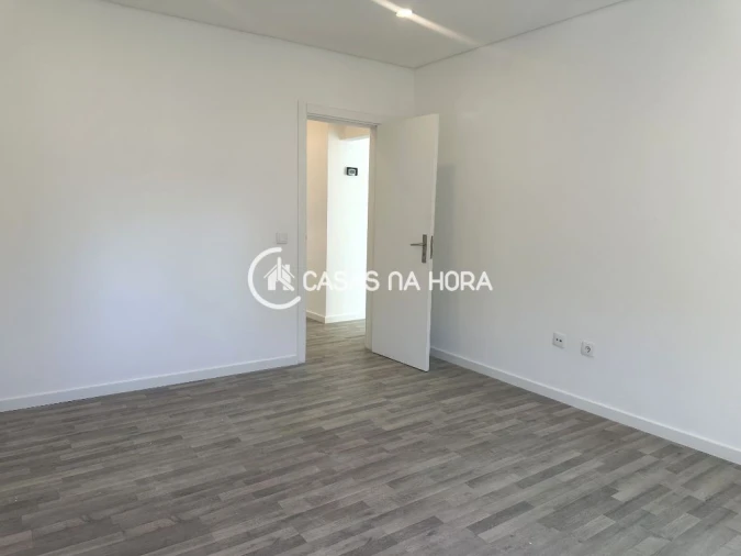 Apartamento T2 para Arrendamento em Quinta do Conde Foto 21