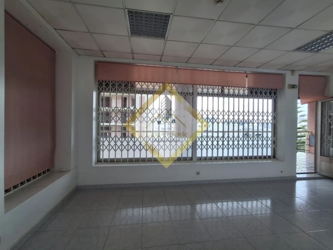 Loja para Arrendamento em Vilar de Andorinho Foto 2