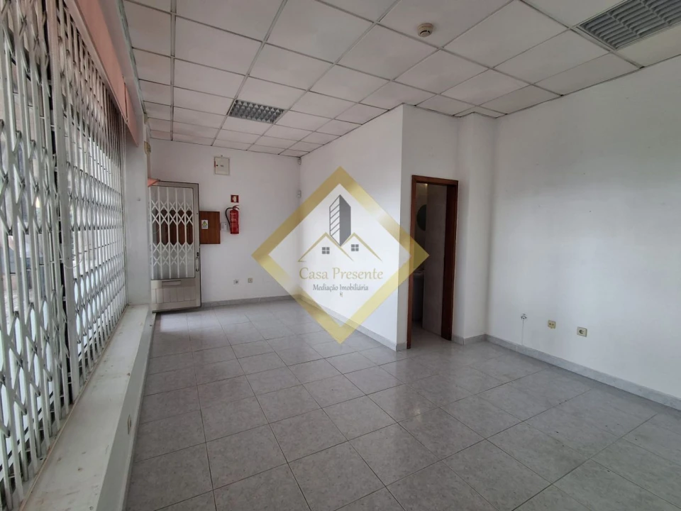 Loja para Arrendamento em Vilar de Andorinho Foto 4