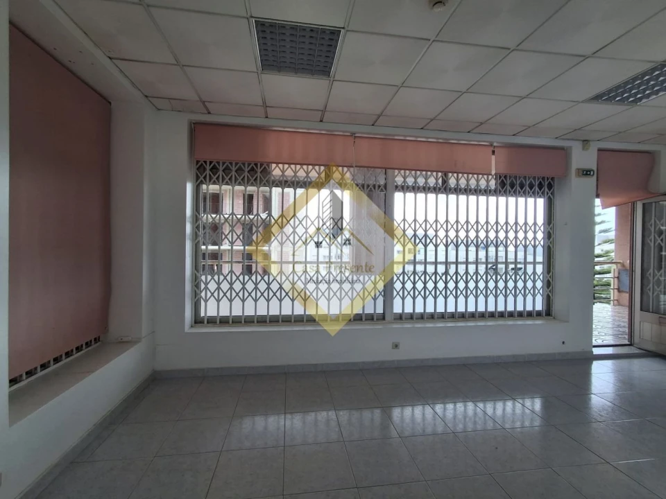 Loja para Arrendamento em Vilar de Andorinho Foto 2