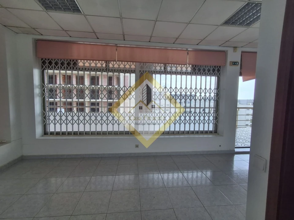 Loja para Arrendamento em Vilar de Andorinho Foto 6