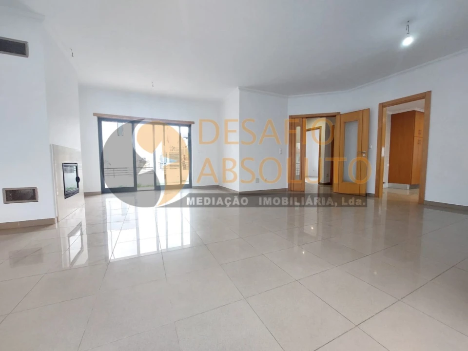 Moradia T5 para Venda em Laranjeiro e Feijó Foto 1