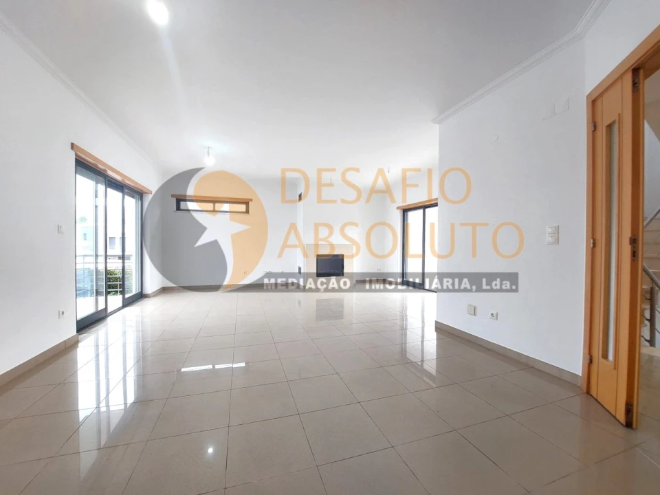 Moradia T5 para Venda em Laranjeiro e Feijó Foto 2