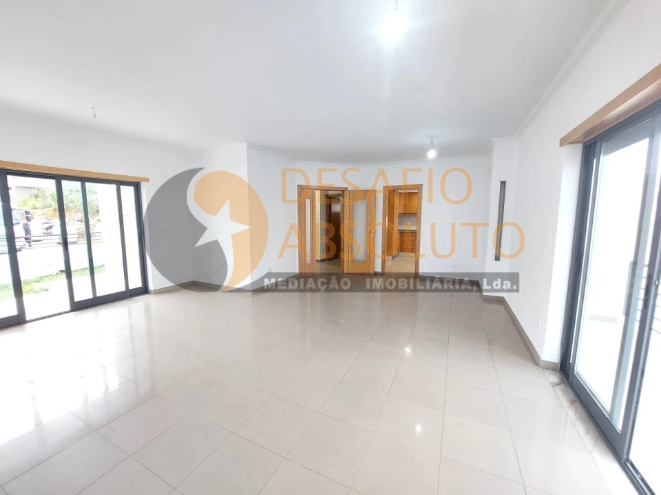 Moradia T5 para Venda em Laranjeiro e Feijó Foto 3