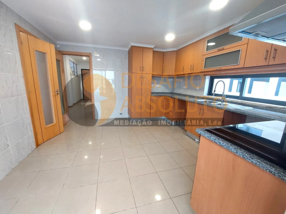 Moradia T5 para Venda em Laranjeiro e Feijó Foto 10