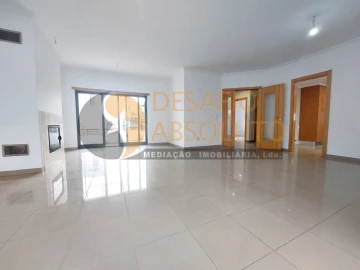 Moradia T5 para Venda em Laranjeiro e Feijó