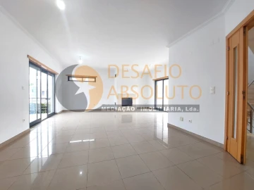 Moradia T5 para Venda em Laranjeiro e Feijó