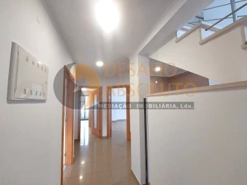 Moradia T5 para Venda em Laranjeiro e Feijó