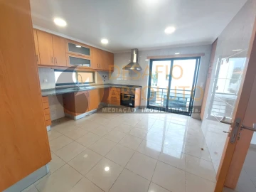 Moradia T5 para Venda em Laranjeiro e Feijó