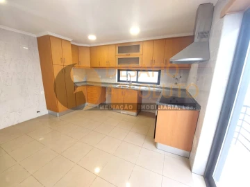 Moradia T5 para Venda em Laranjeiro e Feijó