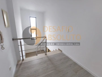 Moradia T5 para Venda em Laranjeiro e Feijó