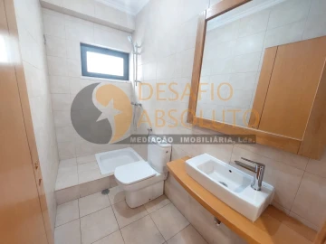 Moradia T5 para Venda em Laranjeiro e Feijó