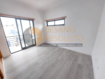 Moradia T5 para Venda em Laranjeiro e Feijó