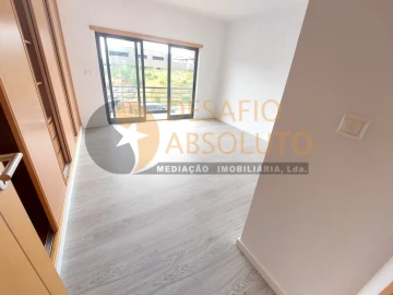 Moradia T5 para Venda em Laranjeiro e Feijó