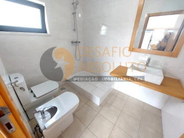 Moradia T5 para Venda em Laranjeiro e Feijó